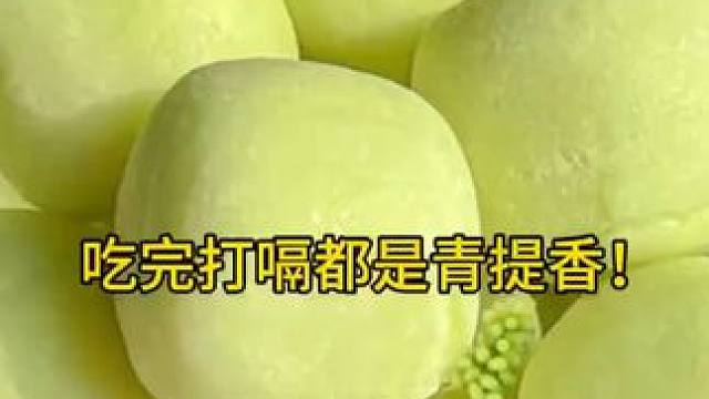 活蹦乱跳的小鱼不吃，却全部扔地上。#零食推荐 #小鱼仔 #深海小鱼仔