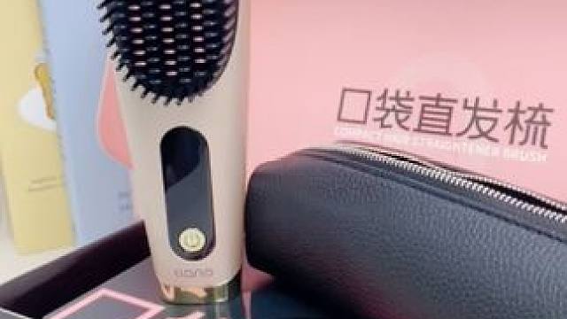 直发梳 随时随地轻松造型的直发梳，携带方便，真是炸毛女孩的梦中情梳啊