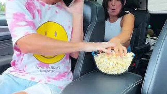 偷吃爆米花被老公制止，结局让人万万没想到！ #看一遍笑一遍 #老外真会玩 #老外都在沉迷麻辣棒棒 #