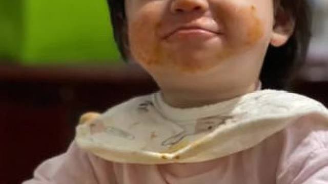 #干饭宝宝上线 #骗你生女儿 #萌娃吃面条有多丝滑 #又是被女儿治愈的一天 #被你萌化了