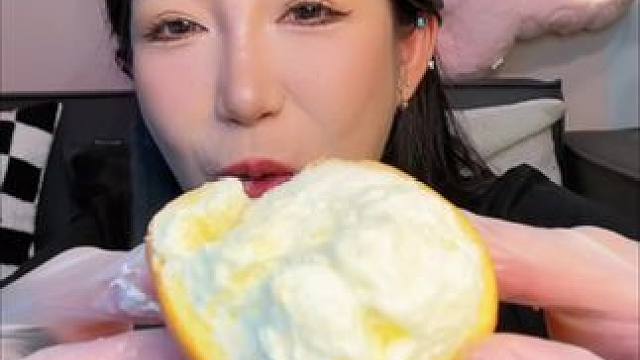 超多奶油的老式奶油卷 很好吃哦 蛋糕体软乎乎奶呼呼的 里面的奶油可多啦
一盒3卷 到手三盒哦 
原味