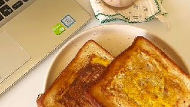 早餐volg午餐肉玉米吐司+拿铁咖啡#我的厨房日记 #早餐吃什么 #三明治早餐做法 #懒人早餐拯救计