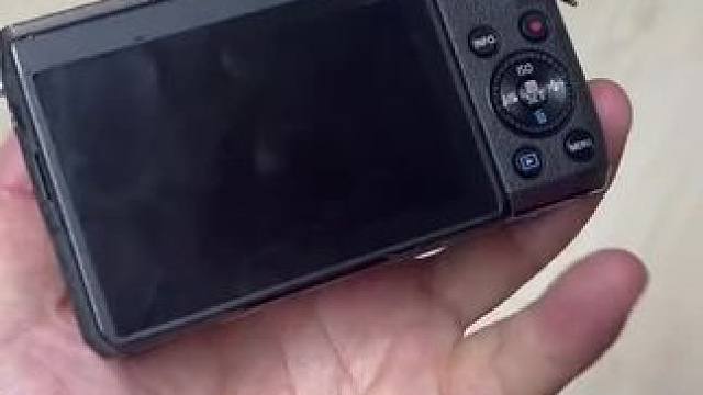 爱是一直为我举起手机 爱是一直为我举起手机举起来沉不沉#摄影知识 #摄影器材 #摄影师 #佳能 #佳