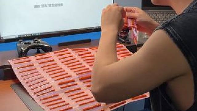 下酒看剧都一流的辣条，盖着吃都行！#零食#零食推荐#追剧