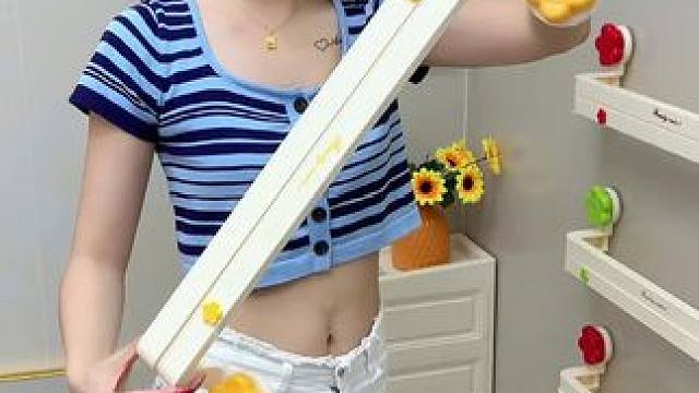 #拖鞋架  卫生间的拖鞋一定要用这个吸盘花朵拖鞋架子挂起来，不仅节省空间，拿取也很方便，打扫卫生也很