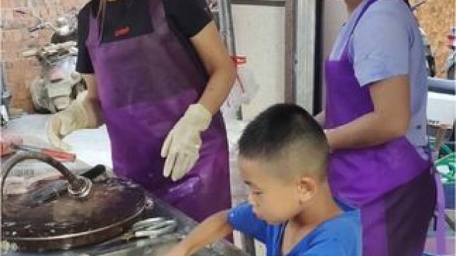 一年级的孩子动作有模有样#小屁孩越来越像那么回事了 #谁教的娃这么优秀 #懂事的孩子 #孩子的世界很