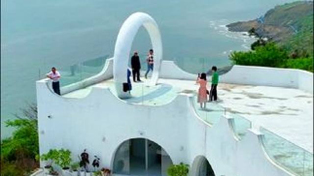 蓝天白云下，三脚坪的一切都显得那么纯净而美好。周边的绿植点缀其间，增添了几分生机与活力。这里是拍照的