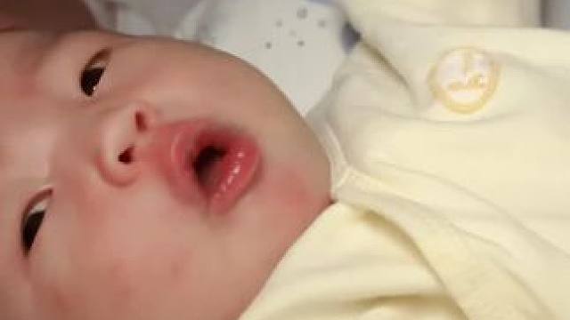 有那么一瞬间觉得孩子其实很可怜
月子里小小的一只 不会翻身 不会说话不会动 身体不舒服 睡觉扭来扭去