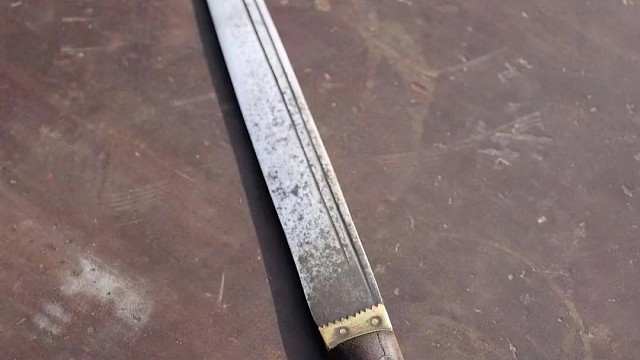 手有利刃，短兵匕首