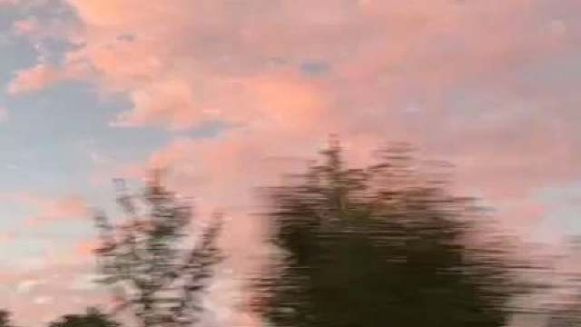 我肯定自己，肯定自己的长处；我赞美自己，赞美自己的优点；我超越自己，超越自己的昨天；我成就自己，实现