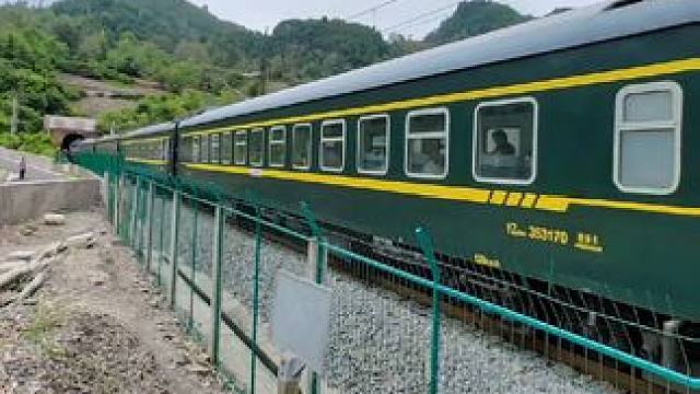 嘉陵江畔的客运列车#沿途风景随拍 #铁路摄影 #我是家乡陇南文旅推荐官