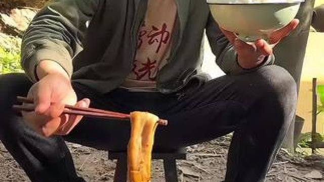 #我的乡村生活 #农村美食 #农村的生活有多惬意 肥肠鱼太香了可是吃好了