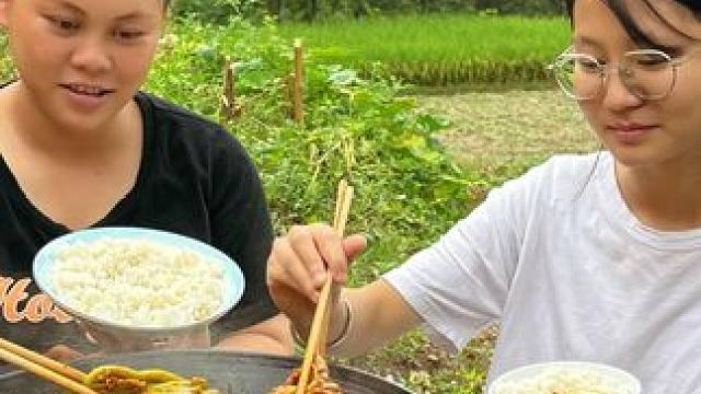 侄女想吃肥肠，欧妹做一锅酸辣肥肠吃过瘾 #美食 #肥肠 #农村生活 #记录生活