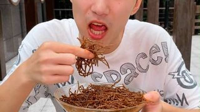 爱吃螺蛳粉的宝子一定要尝尝这个黑金臭螺丝，真的香香辣辣超好吃#妈呀太香了 #零食推荐 #辣条 #无辣