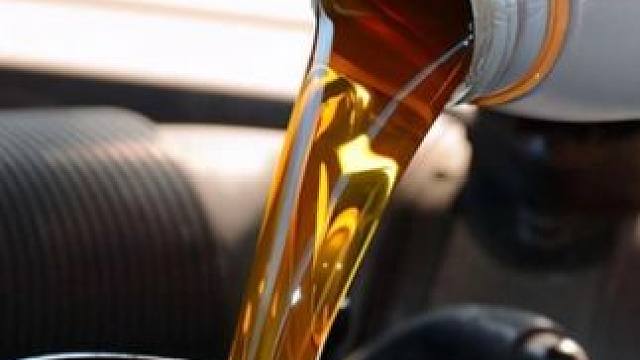 机油加多了会有啥影响？ 保养完成剩下的半瓶机油能一并加里面吗？一起来看看发动机结构你就都明白啦#汽车