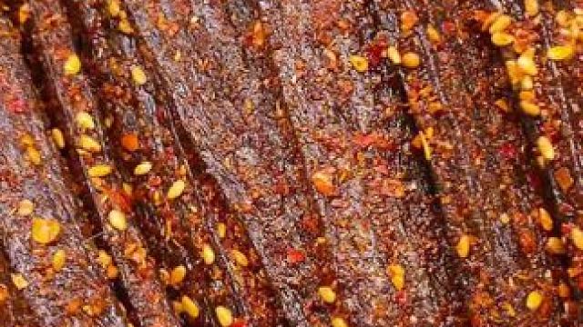 一口下去麻麻辣辣的嚼劲十足，满嘴爆汁，是真的过瘾#无辣不欢 #好吃到停不下来 #追剧小零食