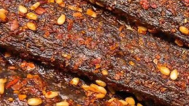 吃起来麻麻辣辣的，一口下去满嘴爆汁，嚼劲十足，太上头了#好吃到停不下来 #追剧小零食 #辣条