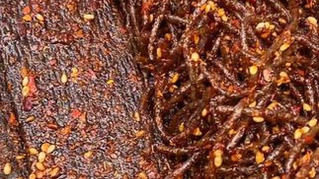 这是我们湖南的黑金辣条，一口下去满嘴爆汁嚼劲十足，真的好吃#好吃到停不下来 #妈呀太香了 #无辣不欢