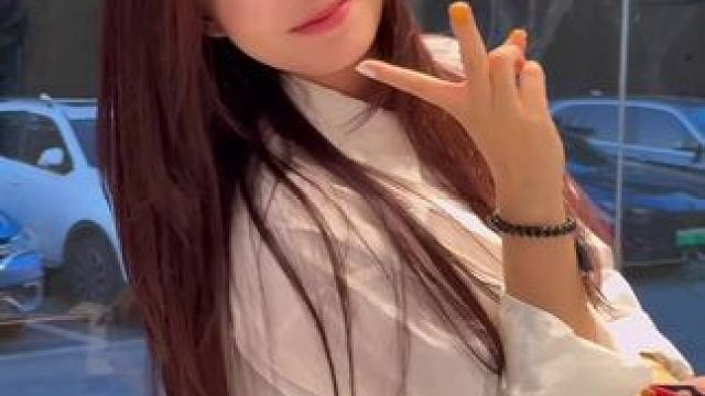 换个发色感觉自己又行了哈哈哈！！左滑帮姐一键变美#夸她就行了 #显白发色 #为新发色着迷一下