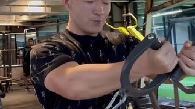 下次见面我们就要穿外套了 骗你的 我们不会再见了