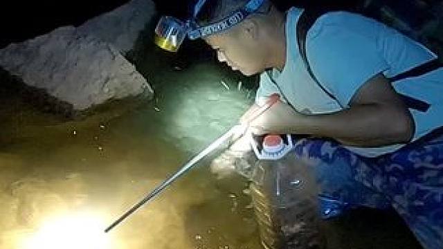 开启夜生活模式，继续给大家分享抓螃蟹。#真实户外 #捉螃蟹 #徒手抓鱼 #户外钓鳝 #抓黄鳝 