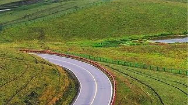 若有一天，你的情绪，不能用言语说出来，那就来趟伊犁吧！雨后的那拉提草原云雾缭绕，人间仙境，一定可以包