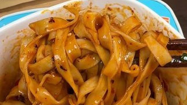 泡一泡就能吃的白象钵钵鸡拌面真的绝了！新升级了配方加大的蔬菜包！裹满酱汁的面条又麻又辣来上一口真的解