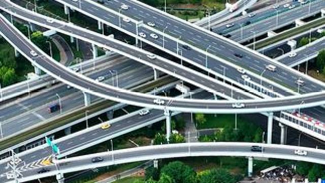 武汉快速路总里程已突破550公里，其中纯高架368公里 从“满城挖”时代的阵痛，到现在的城建高歌猛进