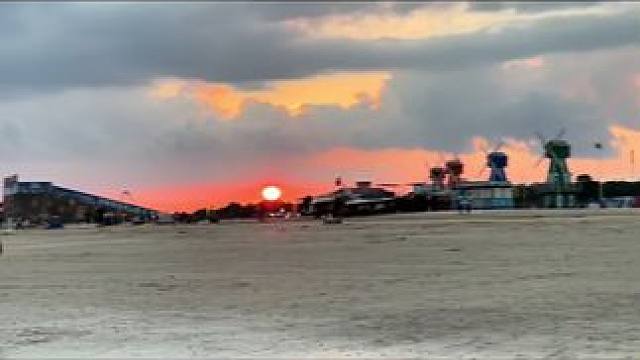 #海边与落日永远都是那么相配 #沉溺在绚丽霞光中 #这个视角的天空真的太绝了 #晚霞是天空给的惊喜 