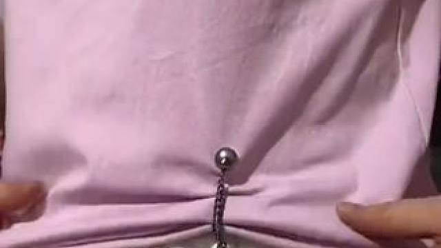 就这样衣服上一吸一扣，长衣服就改短了，就是这款 裤脚袖子也可以用，