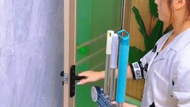 在浴室门后装上这个吸盘长条拖把夹，我家的拖把.扫把.刮水器都能收纳上墙了，下面的小挂钩，还能挂些浴球