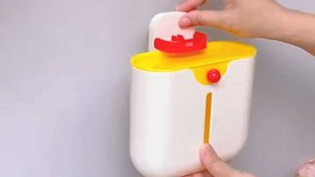 终于有专门收纳保鲜膜套的盒子了，吸盘的安装牢固，吸在墙上或者冰箱上都可以，随用随取很方便#保鲜膜收纳