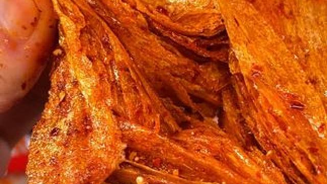 不是湖南人，一般扛不住这个湖南爆辣手撕豆皮的辣，不信就试试#无辣不欢  #妈呀太香了  #零食推荐 