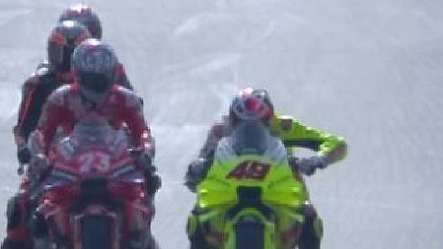 没有开始预期的练习？没有问题，让我们做一个车轮！
#阿拉贡GP #MotoGP#赛车运动#摩托车#赛