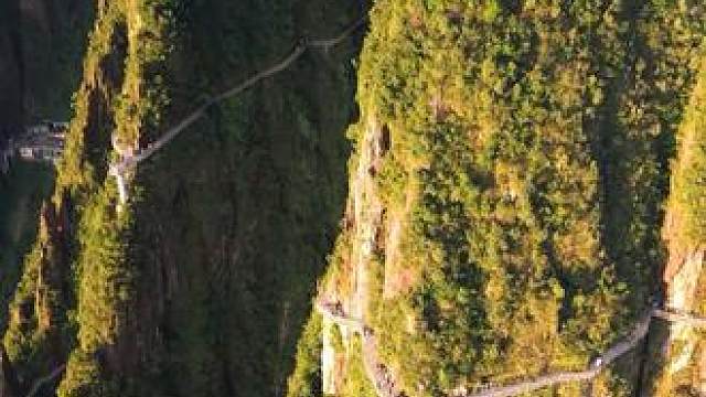 屏住呼吸，请认真感受下二十秒的下坠感！#航拍莽山 #一座不用爬的山 #莽山五指峰景区