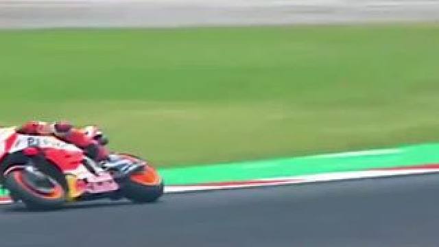 摩托车比赛神救车名场面#motogp #摩托车比赛 #滑胎过弯 #压弯 #大神控车