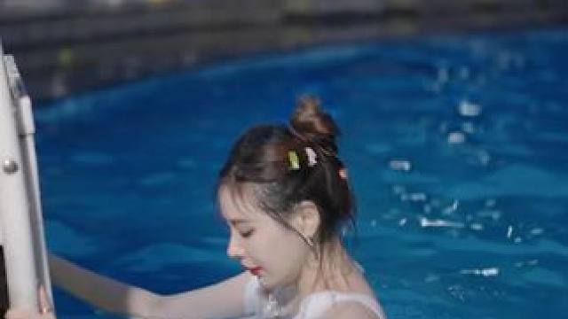 #仙女都在玩水 #泳池拍摄 #夏天该有的样子 #正常泳装穿搭