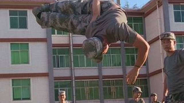 又来垣中带军训啦
#军训 #教官 #操场上从来不缺舞者 #才艺表演