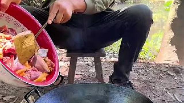 #我的乡村生活 #农村美食 #农村的生活有多惬意 铁锅炖大鹅咬上一大口这也太香了吧