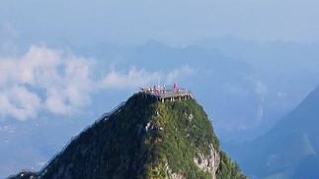 山里有新鲜的空气，凉爽的山风，如果你也喜欢自由，就来山里转转吧#登高望远美景尽收眼底 #走进大自然 