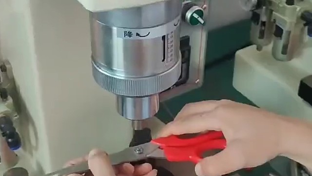 气动铆钉机，旋铆机工作视频展示，旋铆，直铁棒旋铆成蘑菇帽形状，空心铆钉翻边，非常好用实用！—《杭天科