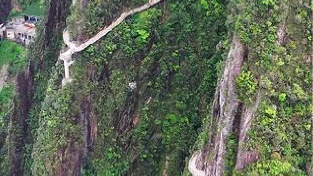 神奇的莽山绝壁天路，一步一奇景，恐高人士请谨慎选择！#航拍莽山 #一座不用爬的山 #莽山五指峰景区