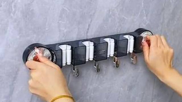 联排拖把夹也终于出吸盘款的了，再也不担心留胶或者损伤墙面了，吸在卫生间收纳清洁工具特别整齐美观拿取也