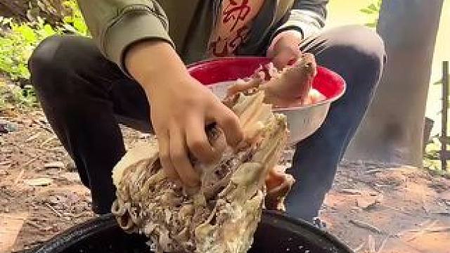 #我的乡村生活 #农村美食 #记录农村真实生活 红烧猪头好香可是吃美了