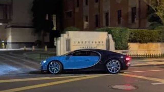 第一次见上路的布加迪赤龙，大佬亲自开着入住【苏宁宝丽嘉】，不愧是16缸，气场真的太强大了#dou是好