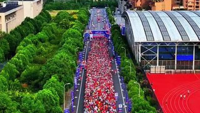 祝2024广元半程马拉松赛事圆满成功！第一名用时1:09分跑完21公里#广元女儿节 #场面壮观 #人