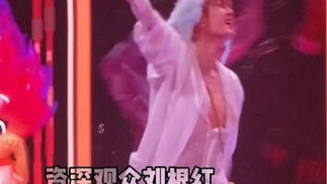 #檀健次每到周末我要离开地球造型好可爱 啊啊啊啊啊啊！小狗帽子好可爱！！还玩泡泡机，直接给我萌化！！