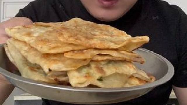 #主打的就是一个真实 #就问你们馋不馋就完了 肉饼配嘎巴菜