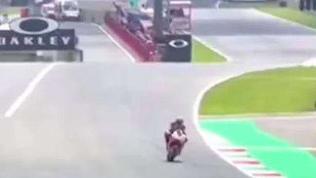 #motogp #摩托车比赛 #滑胎过弯 #压弯 #危险动作请勿模仿