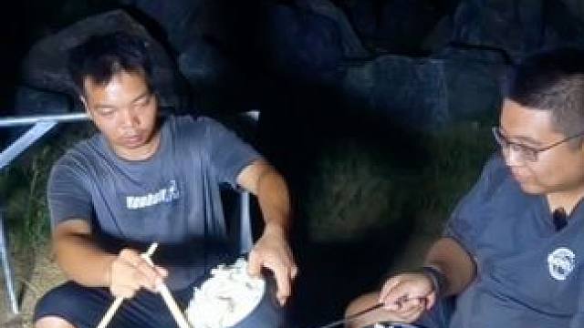 网友来跟我体验两天穷游生活，晚上在山里露营做白菜猪肉炖粉条吃 #床车旅行 #户外生活 #野外露营 #